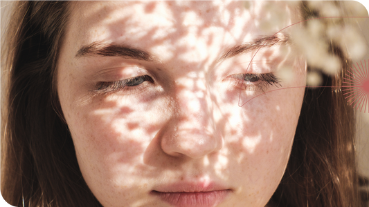 Rosto de uma garota jovem exposto à luz do sol.